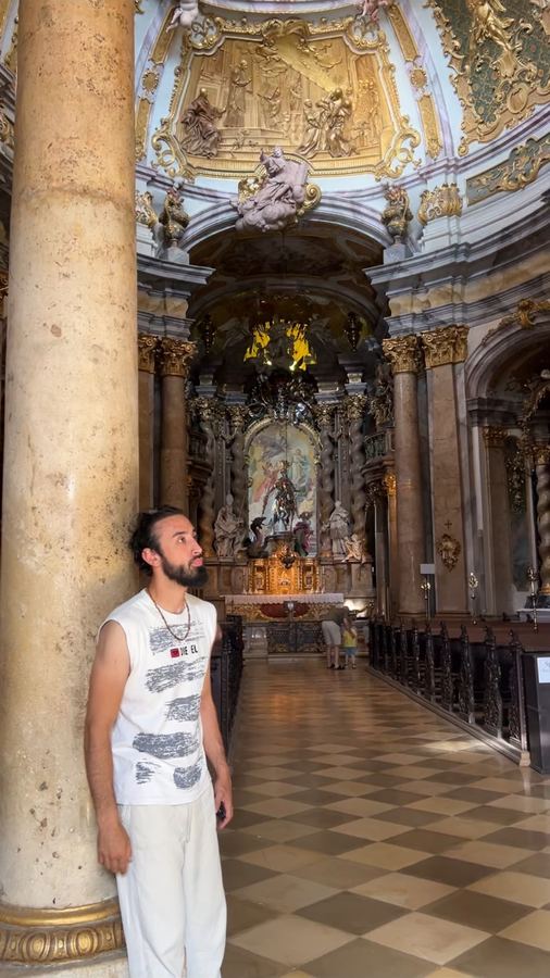 Liakim in einer Barockkirche